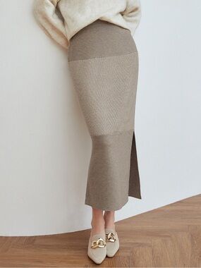 Ribbed Knit Midi Skirt in Taupe